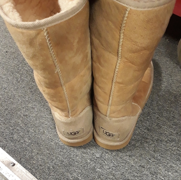 UGG - Picture 2 of 2
